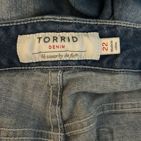 Torrid Classic Skinny Mid Bermuda Denim Short Size 22 Vintage Stretch Light Wash - Picture 4 of 7